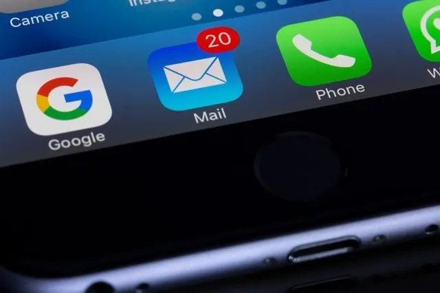 Un appareil mobile affiche 20 notifications d'e-mails non lus