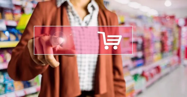 Mujer en la tienda pulsando el botón del carrito de la compra digital superpuesto