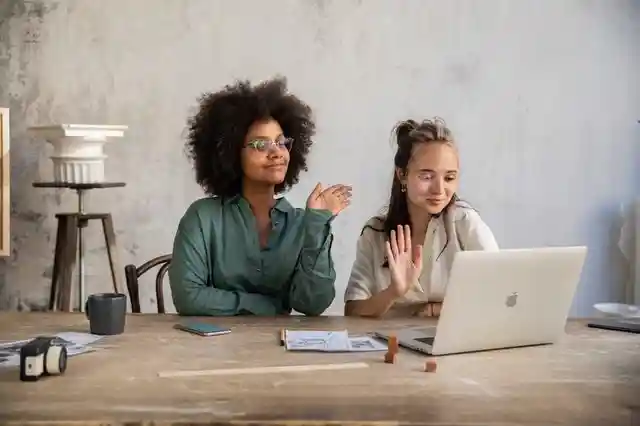 Zwei Frauen, die ein Erklärvideo mit einem Laptop aufnehmen