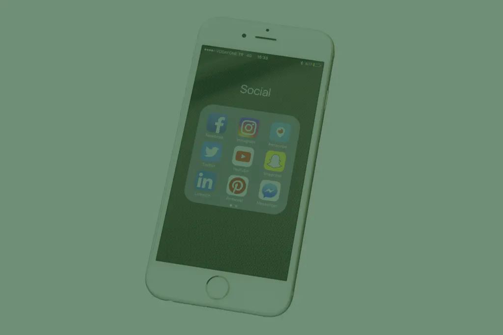 ソーシャルメディアアプリを搭載したスマートフォン