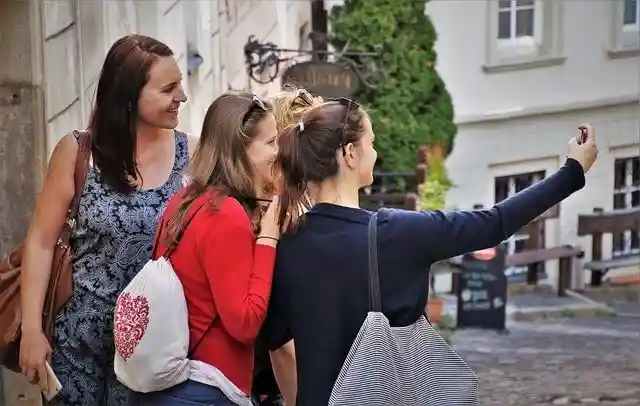 Seyahat ederken Snapchat için selfie çeken arkadaşlar