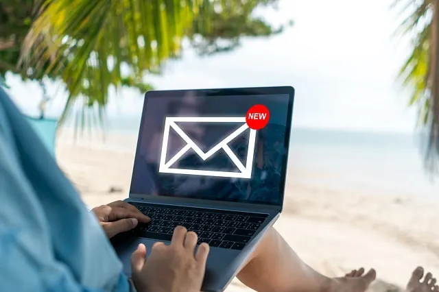 Pessoa que trabalha em computador portátil com ícone de correio electrónico recebido