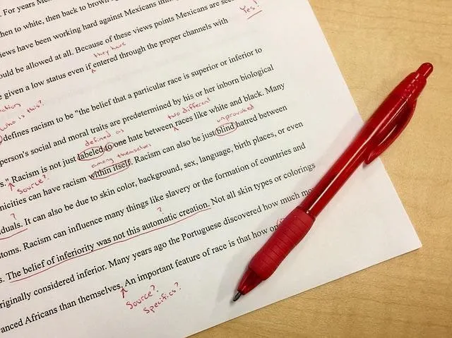 Papier mit Bearbeitungen in roter Tinte mit einem roten Stift