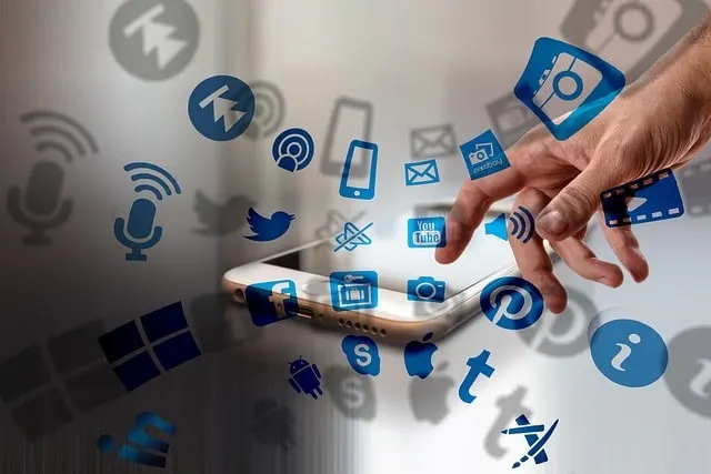 Die Hand berührt ein Smartphone mit eingeblendeten Symbolen für soziale Medien 