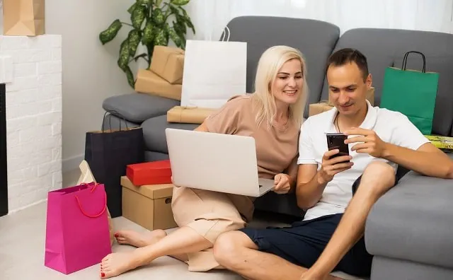 Couple faisant des achats en ligne sur un ordinateur portable