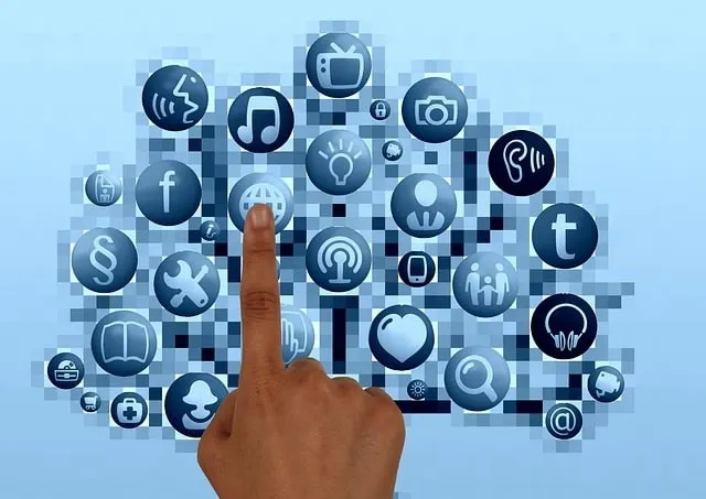 Botões de toque de dedos numa teia de ícones representando redes sociais