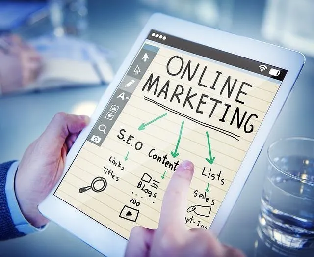 Tablet com gráfico de marketing online mostrando SEO, conteúdo e listas 