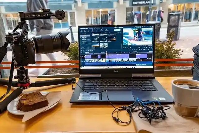 Laptop con strumenti di editing video