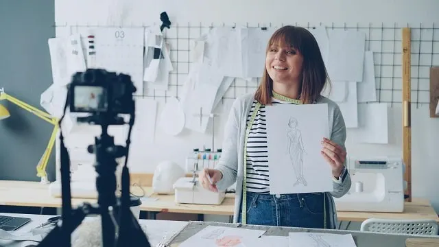 Une couturière enregistre une vidéo sur Instagram