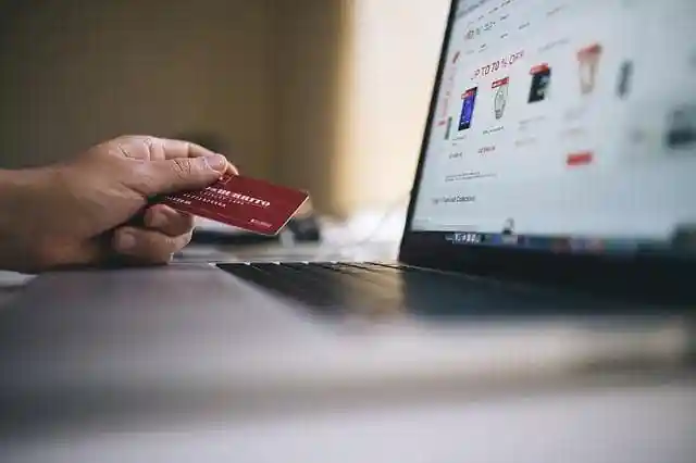 Utilização de um cartão de crédito para fazer uma compra por comércio electrónico