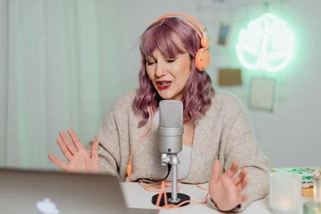 Femme animant un podcast en tant qu'hôte solo