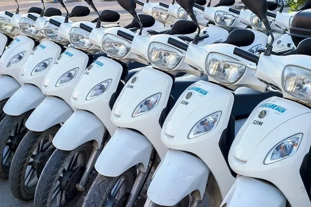 Uma fila de scooters da cidade para o serviço de partilha de scooters