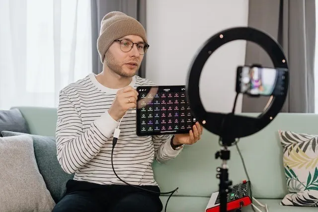 Persona grabando un vídeo de TikTok Live desde un sofá