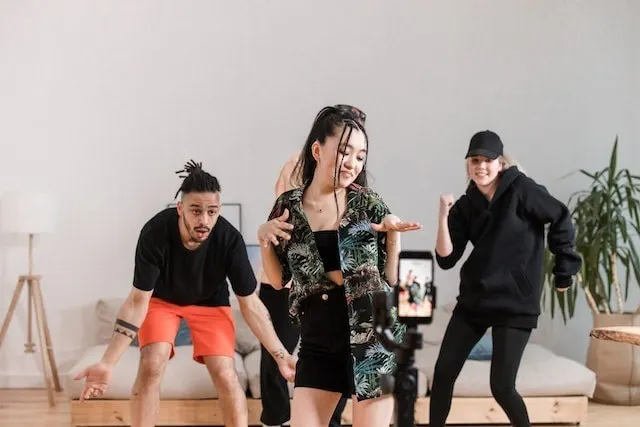 Drei Personen erstellen ein TikTok Live-Tanzvideo